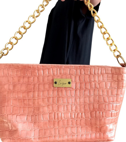 Imagen 2 de 4 de Cartera De Cuero Mediana Con Cadena En Metal Dorado