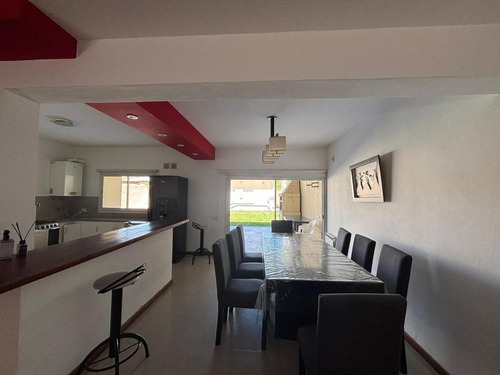 Casa En Venta - 4 Dormitorios 4 Baños - Necochea