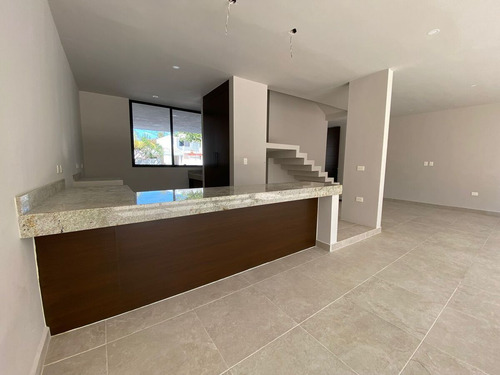 Casa En Venta De 3 Recamaras Con Cuarto De Servicio Ubicada En Montes De Ame.