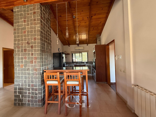 Venta Casa De Categoria Y Dpto Con Piscina En Villa Del Lago