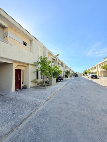 Lujoso Town House/ C.r Costanera Village, Nueva Barcelona