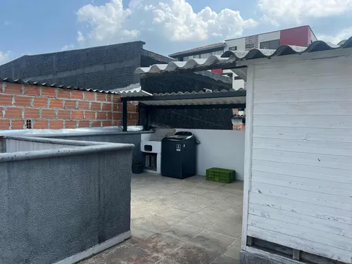 Casa De 3 Pisos 4 Habitaciones En Total, Primer Piso Indepen