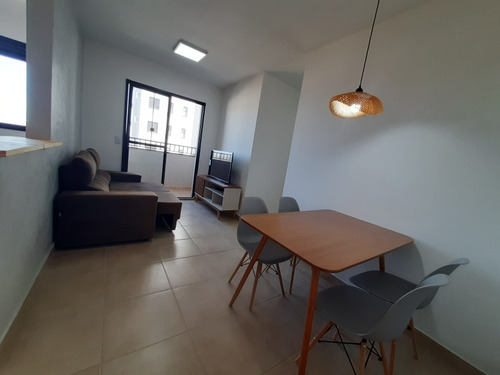 Apto: 2 Quartos, 1 Banheiro, Sala Com Sacada, 1 Vaga