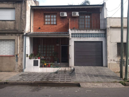 Venta De Excelente Casa De 6 Ambientes Con Pileta Y Fondo Pa