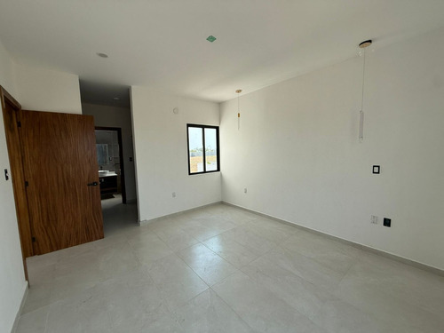 Estrena Casa Con Recámara En Planta Baja, Amplios Espacion 3 Recámaras Cada Una Con Baño. Casa Club Con Alberca.