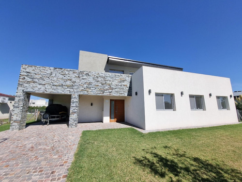 Casa A La Venta En Santa Ines De Canning!!! A Estrenar Con Piscina!!! 3 Dormitorios Mas Altillo!!! Escucha Oferta!!!