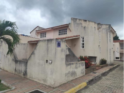 Se Alquila De Townhouses En El Rincón, Naguanagua. Villas El Encanto