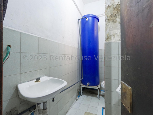 Raiza Suárez Vende Excelente Local Comercial Ubicado Parroquia Concepción 2 4 1 1 5 9 4 Posee 82mts, 1 Baño Luz Vitrifica, 2 Puestos De Estacionamiento.