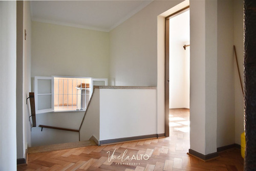 Casa En Venta De 4 Dorm. En Ñuñoa / Pasaje Abierto