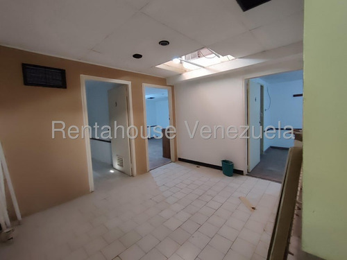 Casa En Alquiler En Zona Comercial Para Cualquier Uso Que Le Quieran Dar Antiguamente Funcionaba La Clínica Ronquillo La Casa Esta Para Ser Remodelada, Ubicada Estratégicamente