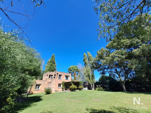 Casa A La Venta De 3 Dormitorios En Punta Del Este Con Un Magnífico Terreno De 1400 Mts2