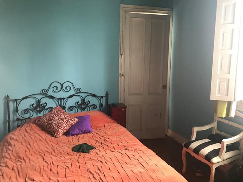 Casa En Venta En Pasaje Cerrado, Excelente Estado !!