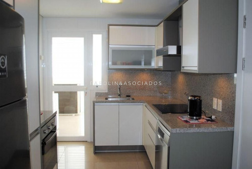 Departamento De 2 Dormitorios En Torre Aquarela, Mansa, Punta Del Este-ref:32