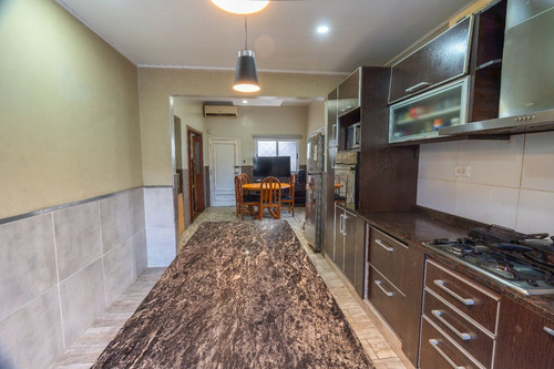 Venta Casa Con Fondo , Quincho Y Cochera En Wilde