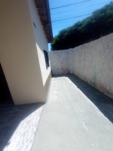 Casa Com Sala, Coz, Wc, 1 Quarto, Garagem E Quintal