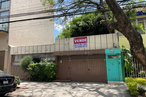 Casa Con Jardín Interior Y Trasero Para Remodelar  Con Todos Los Servicios Cerca, A Dos Cuadras ...