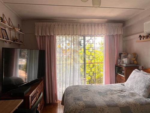 Casa En Venta De 5 Dorm. En Ñuñoa