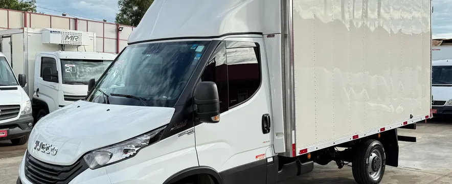 Iveco Daily 35-160 Cs Baú Completa 2023 Muito Nova 14881km