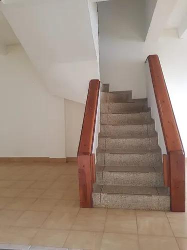 Casa Dúplex 140 M² En Barrio Centenario - 4 Hab, 3 Baños, Excelente Ubicación