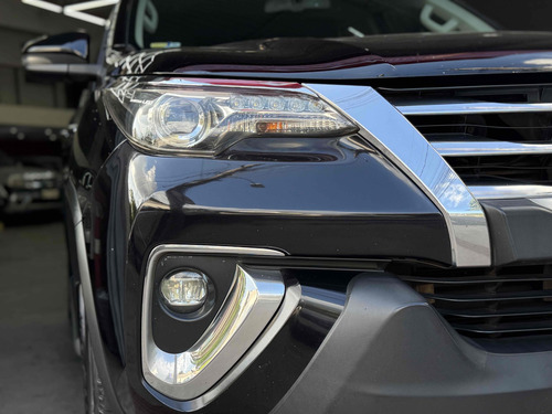 Toyota Hilux SW4 2.8 SRX 4X4 7 LUGARES 16V TURBO INTERCOOLER DIESEL 4P AUTOMÁTICO