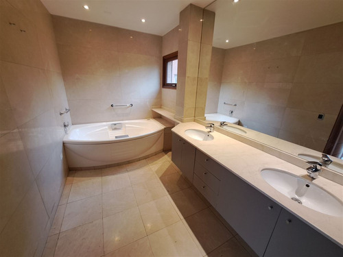 Departamento Tipo Townhouse En Venta De 5 Dorm. En Vitacura