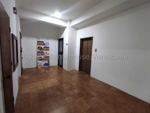 Consultorio En Alquiler Zona Este Barquisimeto, Cuatro Cubículo, 2 Baños, Aire Integral. Mls 24-17099 Dh
