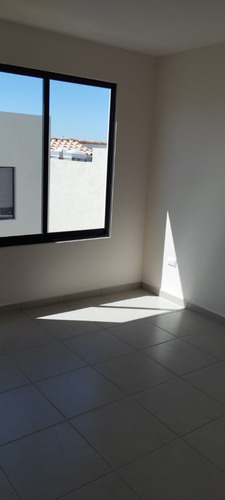 Capital Sur, Casa Nueva, 2 Rec. Con Baño C/u Ideal Para Ejecutivos!!