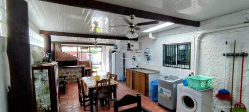 Muy Buena Casa Con Amplias Comodidades Y Construcción Ideal Para Vivienda Permanente Totalmente Equipada