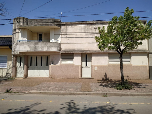 Imagen 1 de 9 de Venta Casa Amplio Terreno - Zona Centro.-