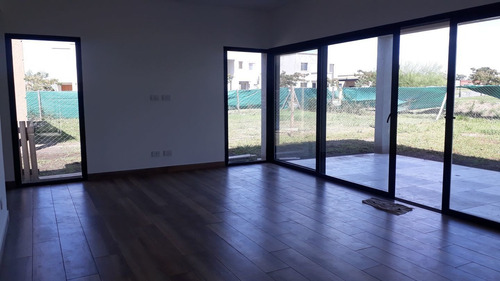 Imagen 2 de 11 de Casa En Venta En Santa Elena - Pilar Del Este