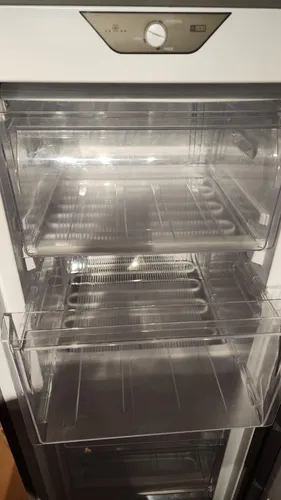 Congelador Vertical Electrolux 168l Plata Efuy16p3hvg (Usado)