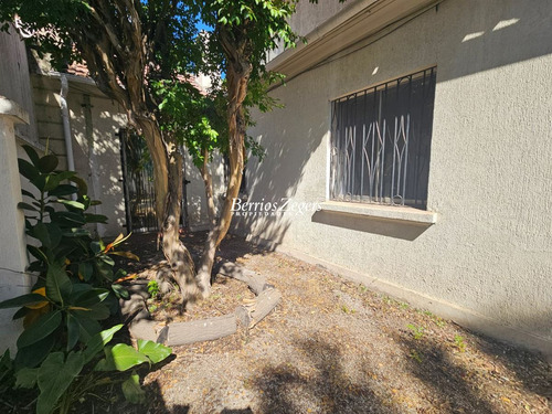 Casa En Venta 5 Dormitorios, Estar, Cercana A Metro En Ñuñoa