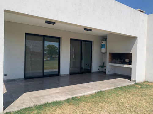 Venta Casa Tres Dormitorios Y Pileta En El Barrio Cerrado San Sebastian
