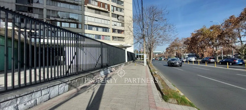 Gran Local En Av. Andrés Bello | Ubicación Privile...