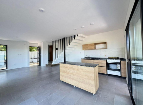 Casa En Venta - 2 Dormitorios 2 Baños - Cochera - 280mts2 - Manuel B. Gonnet
