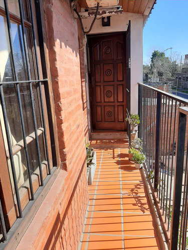 Casa En Venta - 3 Dormitorios 2 Baños - 330 Mts2 - Hurlingham, Buenos Aires