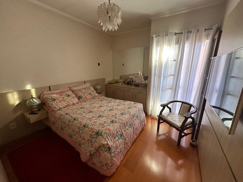 Casa Com Fino Acabamento, Rua Tranquilha, Bairro Nobre, 3 Dormitórios, Uma Suite, Quarto De Empregada.