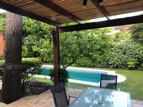 Hermosa Casa, Ubicada En Uno De Las Mejores Zonas Del Balneario!