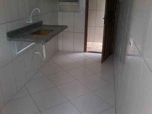 Imagem 19 de 30 de Imóvel Novo Tipo Casa Térrea Em Condominio Fechado Com Excelente Acabamento Com Azulejo Até O Teto Tanto Na Cozinha Como No Banheiro E Moldura De Gesso Nestes Dois Ambientes Janela De Alumínio Cor B