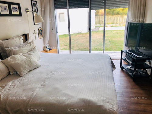 Casa De Cuatro Dormitorios Con Piscina En Barrio Privado.- Ref: 29000