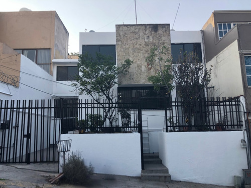 Casa Amplia Con Rec Con Baño Pb, Bodega, 4 Rec 2.5 Baños Lomas Boulevares Tlalnepantla