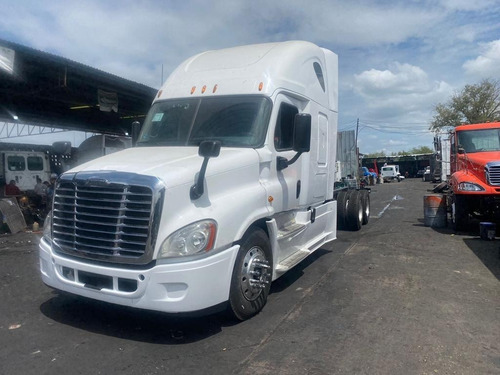 Freigthliner Cascadia Chasis Cabina Torton Blanco