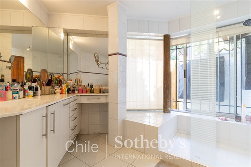 Casa En Venta En El Arrayan De 6 Dorm. En Lo Barnechea