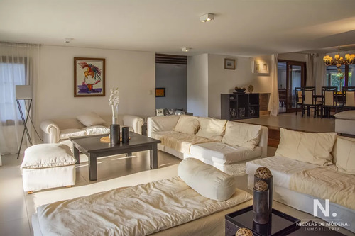 Casa A La Venta En Playa Mansa Punta Del Este, Gran Tamaño Ubicada En Zona Privilegiada.