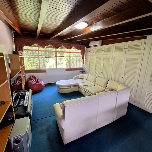 Vendo Bello Apartamento Colinas De Bello Monte. 345 Mts2 Parte Alta. Duplex. Edificio De 3 Pisos. 4 Hab. 4 Puestos Est.