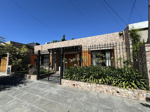 Venta De Casa En Castelar Norte 