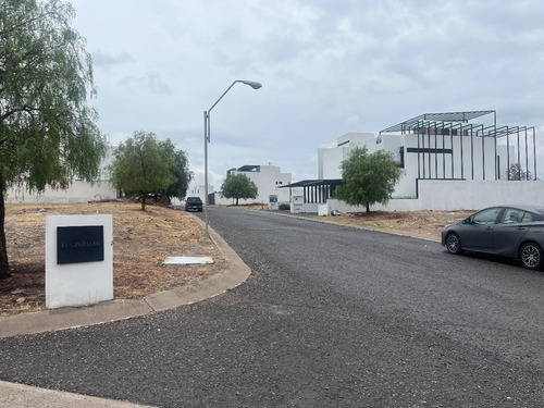 Hermoso Lote Terreno Regular Completamente Plano Propio Para Construir La Casa De Tus Sueños Dentro De Fraccionamiento Privado Real De Juriquilla.
