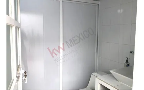 Propiedad En Venta Gran Ubicación Sobre Emblemática Calle De Centro Histórico De Querétaro