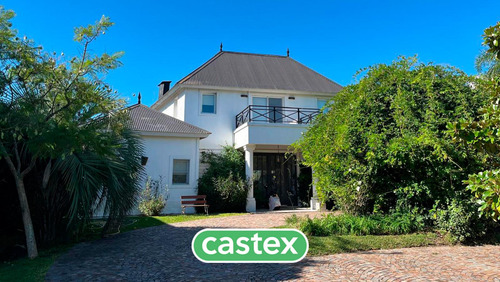 Casa A La Venta, Al Lago, Con Increíble Espejo De Agua En El Barrio Los Castores. Nordelta.