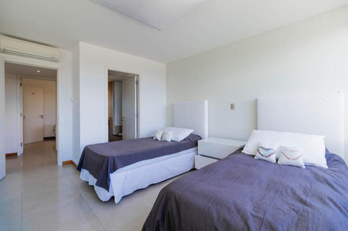 Departamento A La Venta En Punta Del Este Frente A Playa Brava De 4 Dormitorios, Todos En Suite